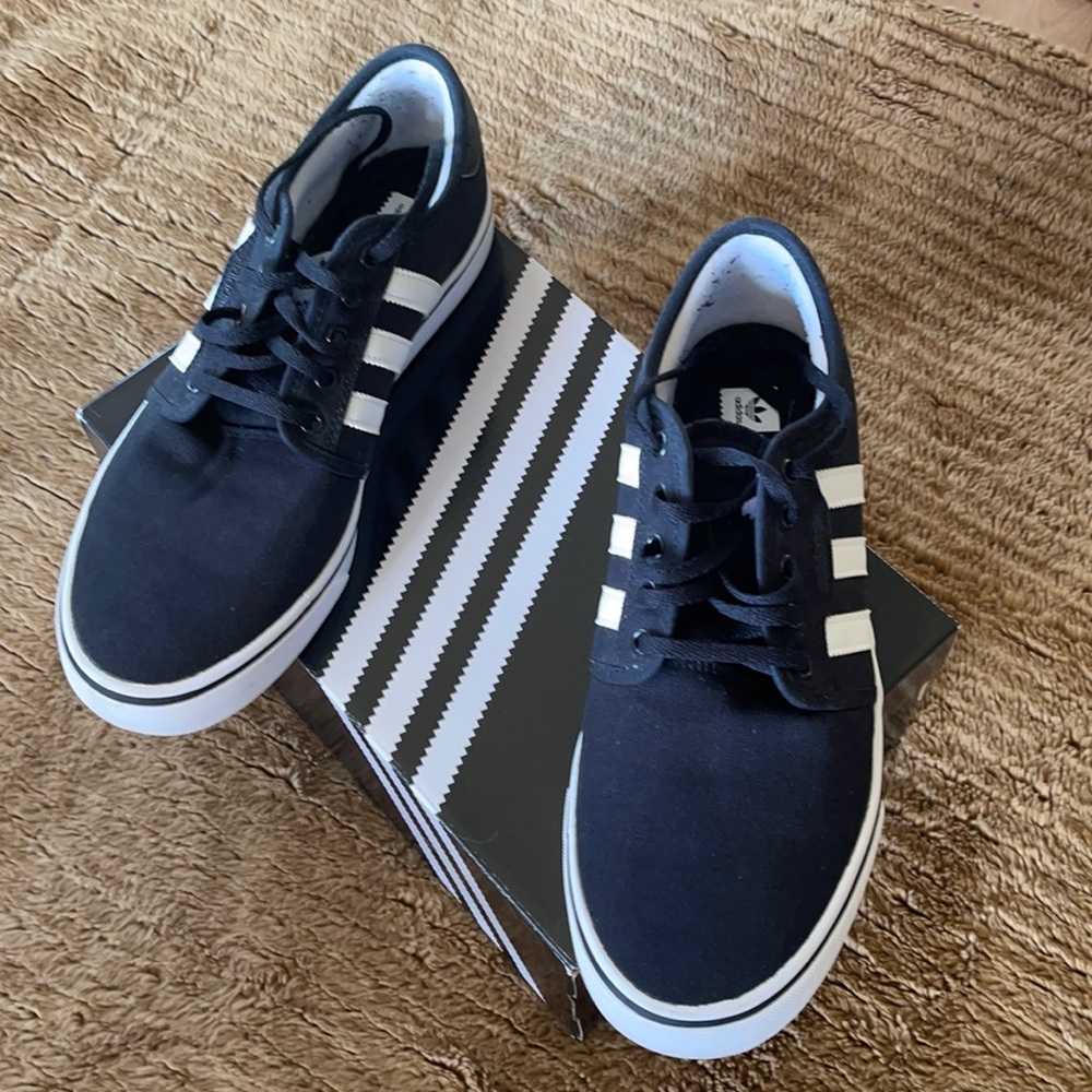 Adidas Seeley Men’s size 10 EU 44. Core black. F37427. Worn once.